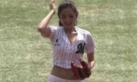 【始球式名場面】抜群のスタイルでファンを“悩殺”？　美女タレントの豪快始球式