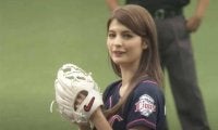 【始球式名場面】短パン生美脚で悩殺？　ハーフ美女モデルの堂々投球に拍手喝采