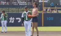 【始球式名場面】球場も騒然、水着でマウンドに？　2軍戦を彩った9頭身美女の始球式