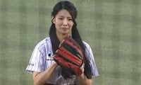 【始球式名場面】美女がミニスカ姿で豪快投球！　倉持明日香さんが元プロの父と“親子”登板