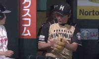 【球界名場面】ボールガールも苦笑？　日ハム金子コーチの“ドヤ顔捕球”にファン「拾ってるだけ」