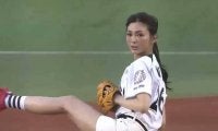 【始球式名場面】恋のきっかけとなった「涌井投法」　押切もえさんの“美脚始球式”