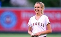 【始球式名場面番外編】MLBでもあった美女の“アクロバット投法”　畠山愛理さん彷彿？