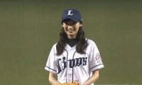 【始球式名場面】スカートひらり…　女優・大政絢さんが豪快投球でファン魅了「可愛すぎて」