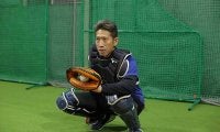 投手の信頼を得られる捕手の構え方とは？　元プロ捕手が体現する「猫背」の理由