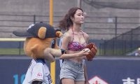 【始球式名場面】現役女子大生が水着で登板？　鎌ヶ谷を“渚”に変えた美女の始球式