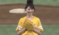 【始球式名場面】元“美人すぎる”売り子がミニスカ姿で大暴投　ボールはあらぬ方向へ…