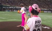 【始球式名場面】「ノーバンで届くなんて…」　当時77歳、ピンク溢れる林家ぺーさんの衝撃投球