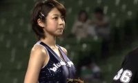 【始球式名場面】西武のチアに変身！　大暴投も笑顔でカバー、中村静香さんの豪快始球式