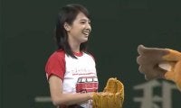 【始球式名場面】眩い笑顔でファンを魅了　女優・桜庭ななみさんの華やか始球式