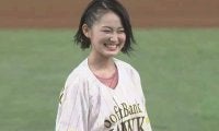 【始球式名場面】国民的美少女が笑顔で魅了！　野茂氏を彷彿する豪快トルネード始球式