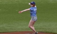 【始球式名場面番外編】再生回数は1000万超え！　MLBで起こった人気歌姫の赤面始球式