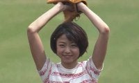 【始球式名場面】美女がど真ん中ストライク！　中村静香さんの美しき1球に球場どよめく