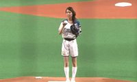 【始球式名場面】プロポーション抜群の美女モデルがガックリ…　“大失投”に監督らベンチ爆笑