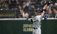 【名珍場面特別編】  イチローとエイミーさん、引退試合で撮られた“感動写真”に米反響「涙が溢れるよ」
