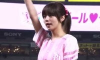 【始球式名場面】美人ハーフモデルが見事ノーバウンド！　輝く笑顔と美脚でファン魅了