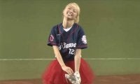 【始球式名場面】「ほんまに天使」元E-girlsのAmiさんが笑顔の“ストライク”投球でファン魅了