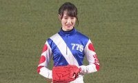 【始球式名場面】馬に乗るより難しい？　当時20歳の藤田菜七子さんがまさかの大暴投