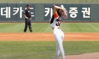 韓国美女の豪快ワインドアップにどよめき！ 　白スキニー＆ヘソ出し投球でファン魅了