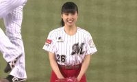 【始球式名場面】土屋太鳳さんがノーバウンド投球！　豪快投球に球場どよめく