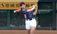 【始球式名場面】美女タレント稲村亜美さんが台湾で“神スイング”！　許銘傑氏と1打席対決で快音