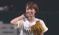【始球式名場面】美人モデルがハーフパンツで魅了　朝香りほさんの元気いっぱい始球式