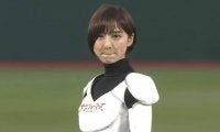 【始球式名場面】元AKB48篠田麻里子さんに球場が釘付け？　笑顔と美脚が輝くワンバウンド投球