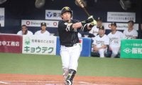 鷹・松田宣が頭部死球で途中交代　当てたオリ鈴木優は危険球退場