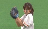 【始球式名場面】元AKB48板野友美さんに球場メロメロ！　笑顔溢れるツーバウンド投球