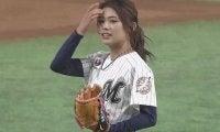 【始球式名場面】美女が96キロの剛球を披露！　坪井ミサトさんの背中を通過する“攻め投球”