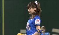 【始球式名場面】赤面も可愛い西内まりやさんの大暴投　膝から崩れ落ちて立ち上がれず…