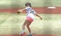 【始球式名場面】投げた瞬間思わず「キャー」…小島瑠璃子がピンクのホットパンツで大暴投