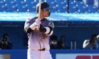 阪神原口、甲子園左中間最深部へ豪快2ラン!　“かめはめ波”パフォーマンスも披露