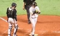 鷹・松田宣が練習試合で初「熱男～！」　澤田からソロ、無人の右翼スタンドへ絶叫