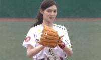 【始球式名場面】大胆フォームも笑顔も美しい…モデル・朝比奈恵美さんが観衆の視線を独り占め