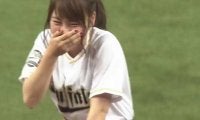 【始球式名場面】美女が赤面大暴投！　女優・川栄李奈さんのハニカミ始球式