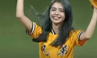【始球式名場面番外編】台湾美女のハグに選手もタジタジ…　珠玉の美脚ワンバン投球