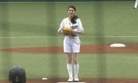 【始球式名場面】美女のノーバウンド投球にファン拍手　モデル・朝比奈恵美さんの豪快始球式