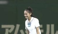 【始球式名場面】国民的美少女のセーラー服姿に球場沸く　吉本実憂さんの笑顔爽やか始球式