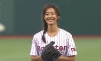 【始球式名場面】小麦肌の美人モデルに拍手喝采　すみれさんの健康美溢れる1球