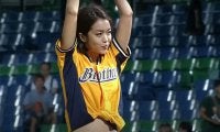 【始球式名場面番外編】美脚際立つホットパンツとハイヒール　台湾女優の見事な一球