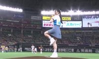 【始球式名場面】水色スカートがひらり　元AKB48倉持明日香さん、父親譲りの堂々投球