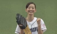【始球式名場面】美女モデルの投球フォームが美しい！　川辺優紀子さんのサウスポー始球式
