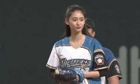 【始球式名場面】美女の豪快ノーバウンド投球！　女優・柳美稀さんがファン沸かせる