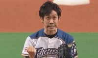 【始球式名場面】大泉洋さんによるファン爆笑始球式　ノーバウンド投球もマウンド上で…