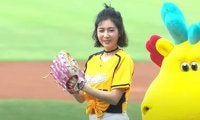 【始球式名場面】台湾美人女優が驚愕“I字”投法！　見事なノーバウンド投球でファン魅了