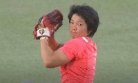 【始球式名場面】やり投げ女子が美投球フォームで剛速球！　100キロ直球に鈴木大地も唖然