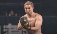 【始球式名場面】驚愕の肉体美と剛腕にファン興奮　オカダ・カズチカさん圧巻投球