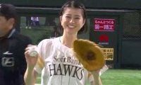 【始球式名場面】失投もご愛嬌？　鈴木ちなみさんの地面に叩きつける赤面投球