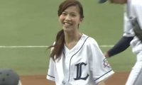 【始球式名場面】「PON！」と抜けるワンバウンド　お天気お姉さん赤面の一球